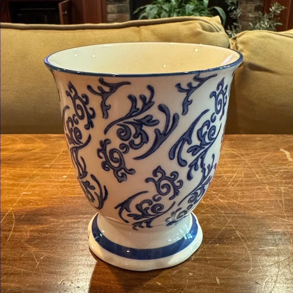 NEW Sur La Table MUG Blue And White Pattern Footed Classic Traditional Stoneware